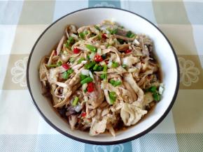 再撒上一把葱花。，拌匀就可以吃了。