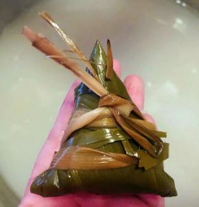 可爱的大枣糯米粽就包好了