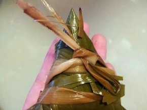 可爱的大枣糯米粽就包好了