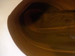 两片粽叶摆平在一端对折成锥形