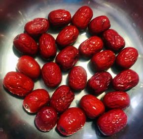 大枣冲洗干净沥干水份备用