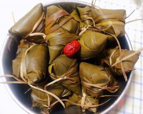 饱满诱人的大枣糯米粽依次包好