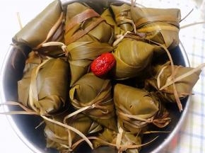 饱满诱人的大枣糯米粽依次包好