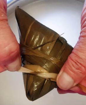 用马莲缠住系紧这一步非常重要入锅系不紧在蒸的时候粽子会散开