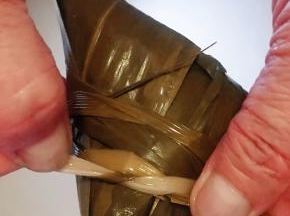 用马莲缠住系紧这一步非常重要入锅系不紧在蒸的时候粽子会散开
