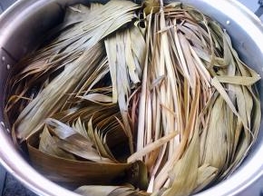 蒸好的粽叶和马莲变色后也变软稍微晾凉