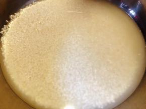 糯米淘洗干净再水中浸泡六个小时