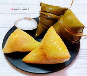 煮好的大枣糯米粽去掉粽叶搭配白糖看着就好有食欲