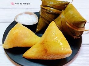 煮好的大枣糯米粽去掉粽叶搭配白糖看着就好有食欲