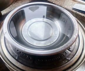 最后盖上锅壁一大盆水压住盖上锅盖大火煮一小时改中火煮三十分钟改成特小的小火焖一晚上即可