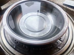 最后盖上锅壁一大盆水压住盖上锅盖大火煮一小时改中火煮三十分钟改成特小的小火焖一晚上即可