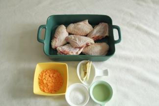 准备好材料，鸡翅清洗干净备用。