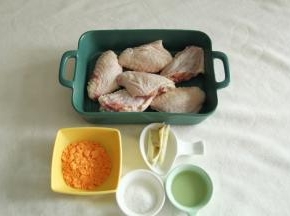 准备好材料，鸡翅清洗干净备用。