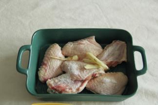 把姜丝、盐、料酒倒入鸡翅中。