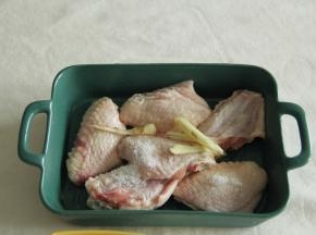 把姜丝、盐、料酒倒入鸡翅中。