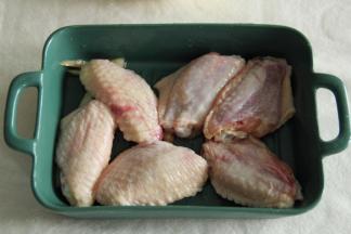 带上手套抓匀，给鸡翅按摩几分钟，然后放置一旁，腌制30分钟。