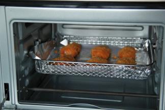 然后放入空炸烤箱中层。直接空炸功能，190度烤10分钟即可。