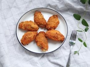 装盘，直接开吃！外酥里嫩！咸香适中！很好吃！一家三口，刚好！