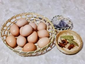 准备食材，鸡蛋洗干净。