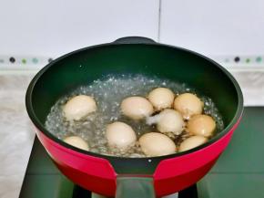 冷水下锅，大火烧开后转中火煮6分钟，关火焖2分钟。