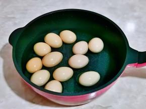 鸡蛋放入锅中，加入纯净水。