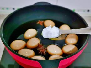 按个人口味加入盐，大火烧开。