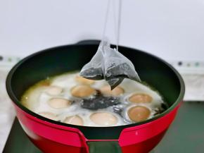 再加入红茶包，煮2分钟。