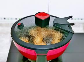 盖上盖子，关火焖30分钟。