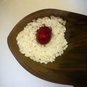 放入适量糯米沥干水份