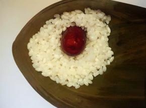 放入适量糯米沥干水份