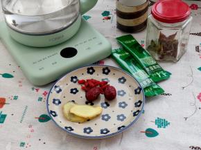 准备好全部食材,康佳青草养生壶直接注入0.6L纯净水。