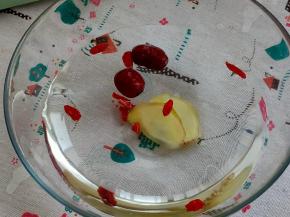 红枣、枸杞、姜片清洗一下备用。