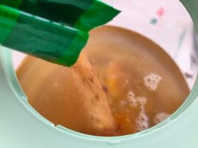 这次选用的是袋装的老姜黑糖，直接倒入养生壶内。