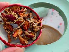 玫瑰花茶也一并倒入。