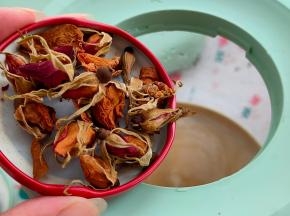 玫瑰花茶也一并倒入。
