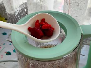 当养生壶的屏幕上显示剩余5分钟的时候，加入红枣跟枸杞。