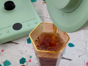 程序结束后，稍等1-2分钟，再倒入干净杯子就可以饮用了。