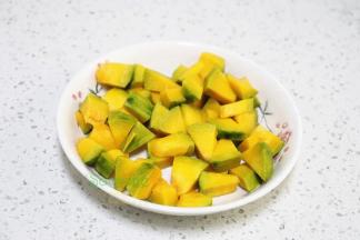 南瓜清洗外皮，去皮，去籽，然后切块。