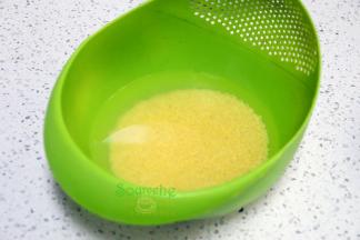 小米清洗干净，浸泡10分钟，枸杞清洗干净。