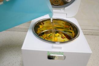 接着倒入适量的水在电饭锅。水的用来是煲粥的关键之一，水太多，粥会很稀，口感稍微差，如果水太少，粥就太稠，也不好吃。一般南瓜小米粥，100克小米需要800克水，150克南瓜，10克枸杞。