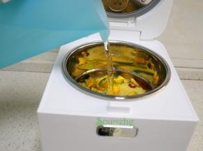 接着倒入适量的水在电饭锅。水的用来是煲粥的关键之一，水太多，粥会很稀，口感稍微差，如果水太少，粥就太稠，也不好吃。一般南瓜小米粥，100克小米需要800克水，150克南瓜，10克枸杞。