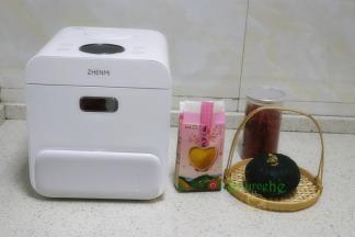 食材：小米、南瓜、枸杞。
工具：臻米脱糖电饭锅