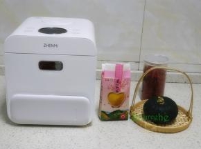 食材：小米、南瓜、枸杞。
工具：臻米脱糖电饭锅