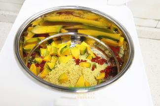 把洗净的枸杞、小米、切好的南瓜，倒入电饭锅。这个电饭锅可以煮营养粥粥，脱糖煮沸，比普通电饭锅要健康。