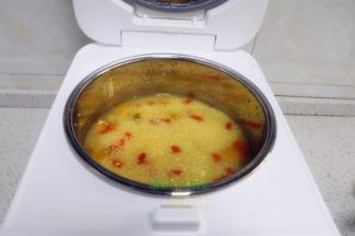 煮好的粥，别马上开盖，需要焖10分钟，粥会更加好喝。开盖之后用勺子搅拌均匀，喜欢加糖的，这个时候放少许白砂糖，搅拌均匀，让糖溶解即可。