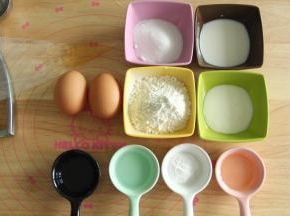 冷藏鸡蛋分离蛋黄蛋白、建议称量准确克数。蛋白放入干净无水盆中，冷冻备用。