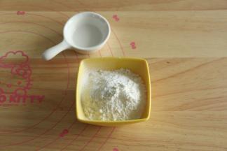 将低粉和泡打粉混合均匀，目的是让泡打粉分布均匀。