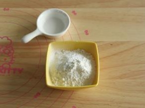 将低粉和泡打粉混合均匀，目的是让泡打粉分布均匀。