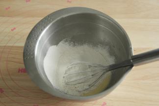 过筛入混合粉类。