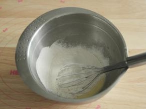 过筛入混合粉类。